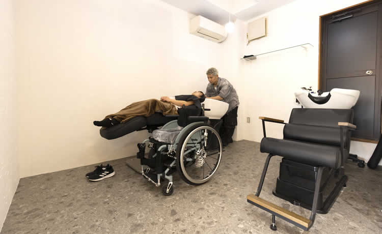 車いすの方でもシャンプーが楽に