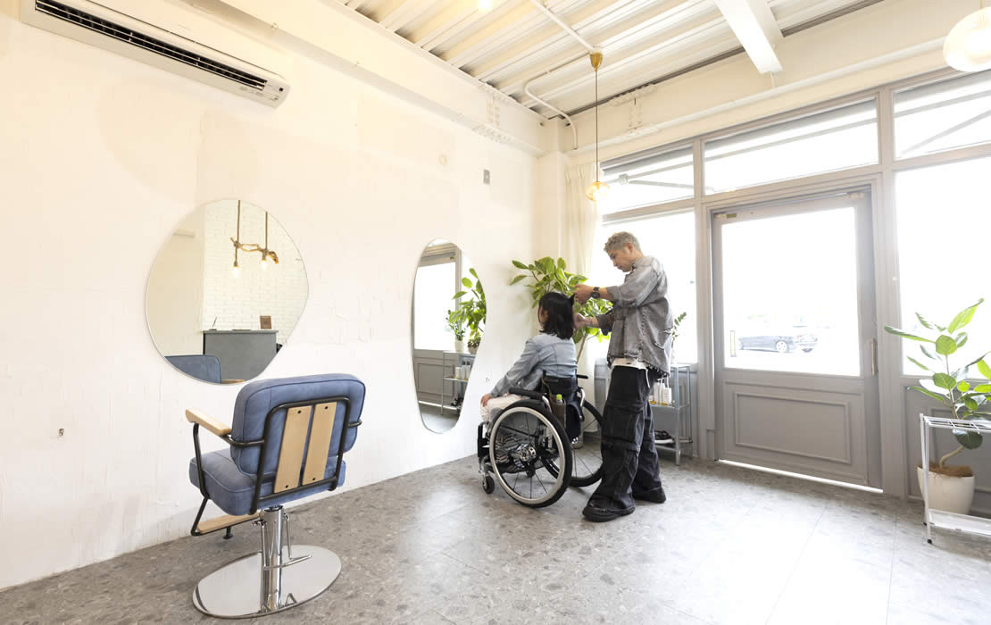 車椅子のままヘアカット