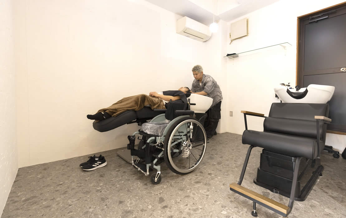 車椅子のままシャンプー