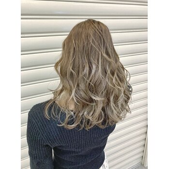 白髪をおしゃれに！ハイライトで若見えイメチェン